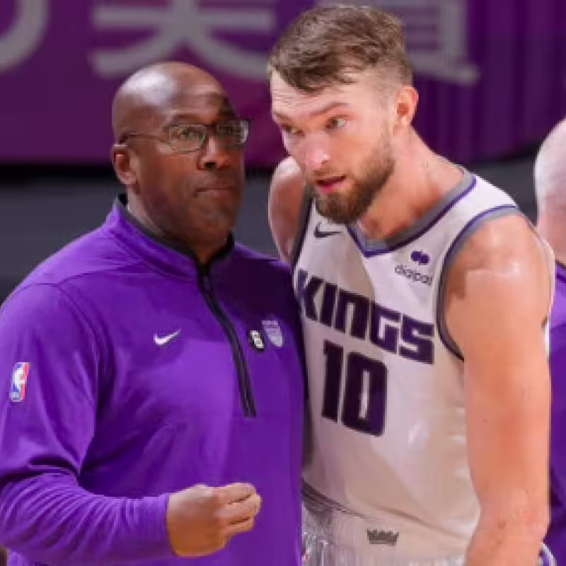 Mike Brown, entrenador de Sacramento Kings.