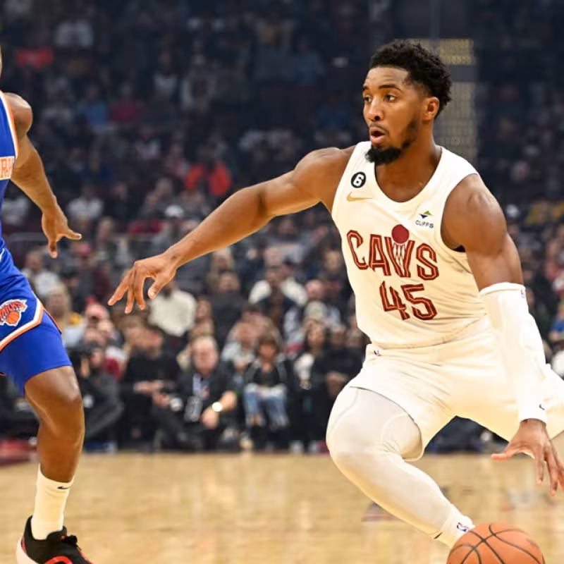 Donovan Mitchell, defendido por R.J. Barrett