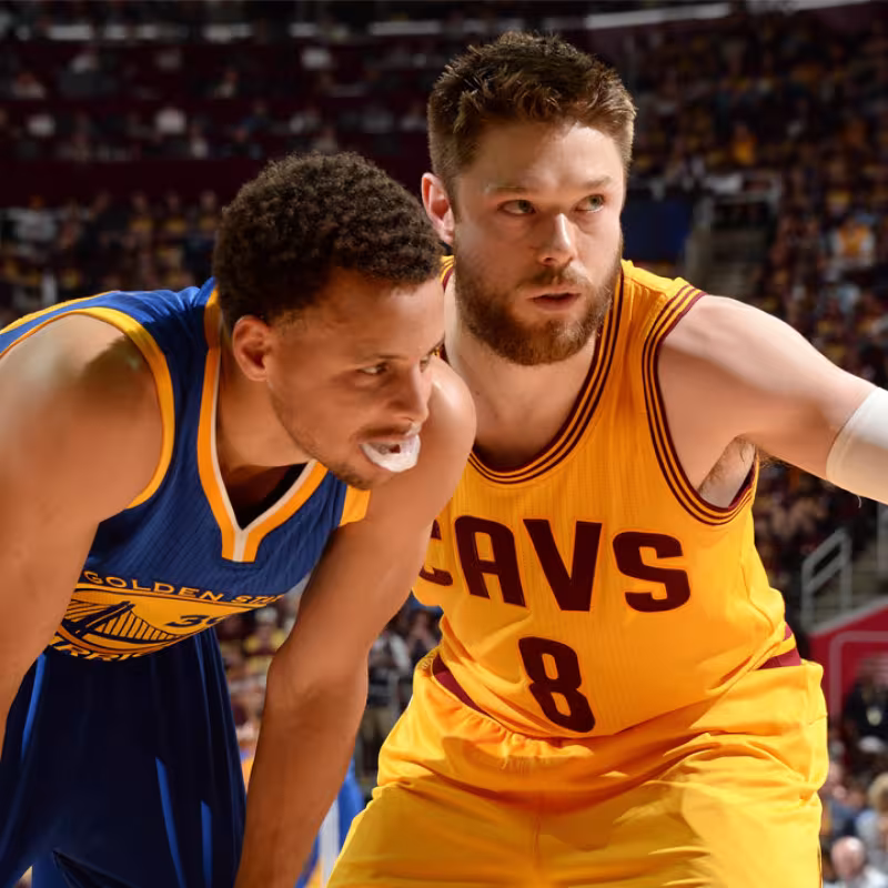 Stephen Curry, defendido por Matthew Dellavedova