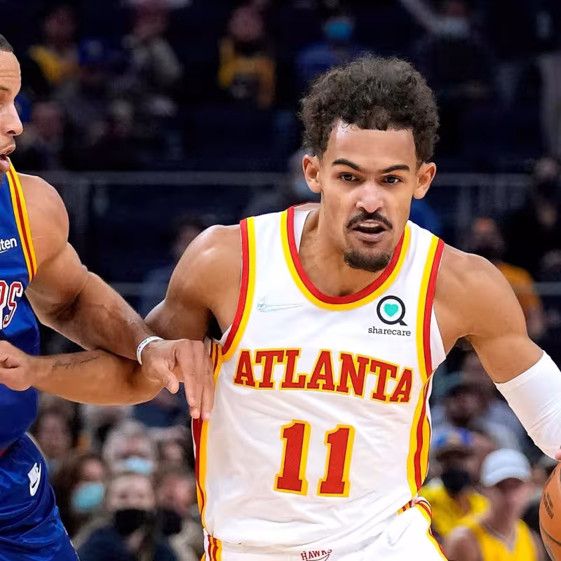 Trae Young, defendido por Stephen Curry