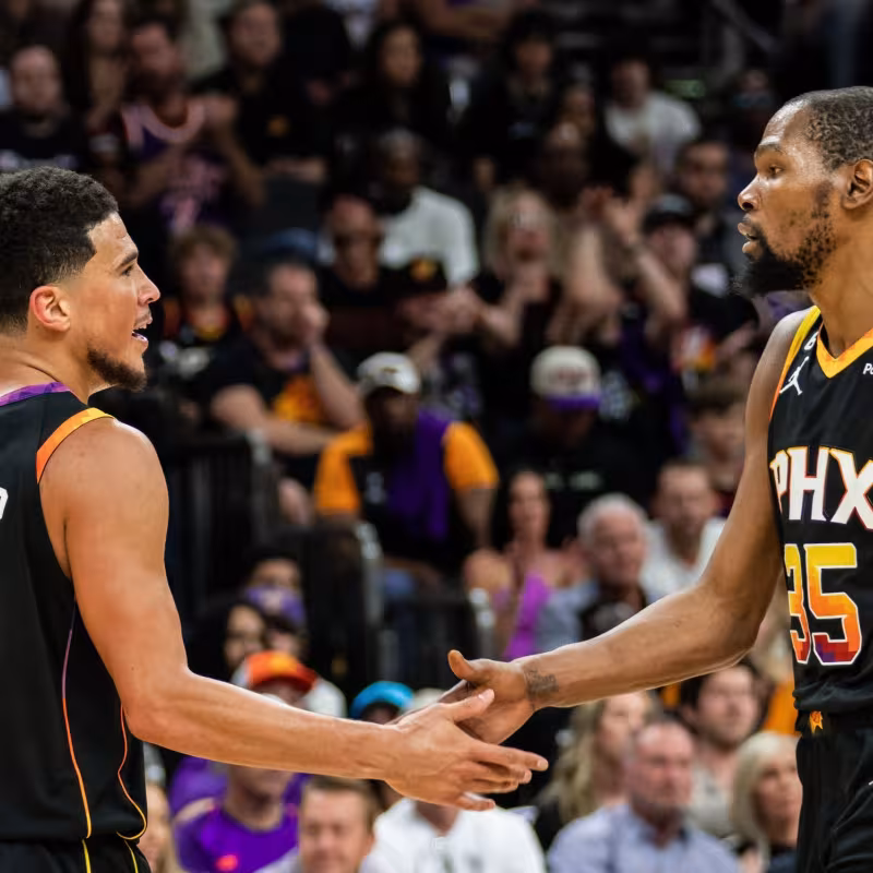 Devin Booker y Kevin Durant, estrellas de Phoenix Suns.
