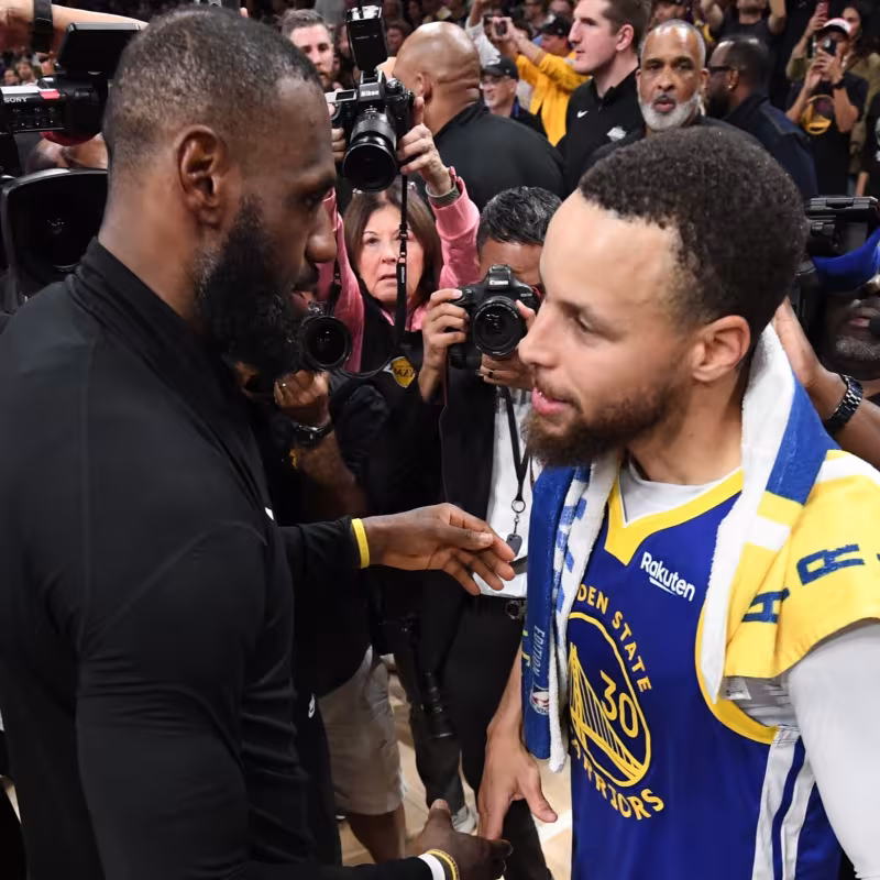 LeBron James y Stephen Curry, estrellas de la NBA.