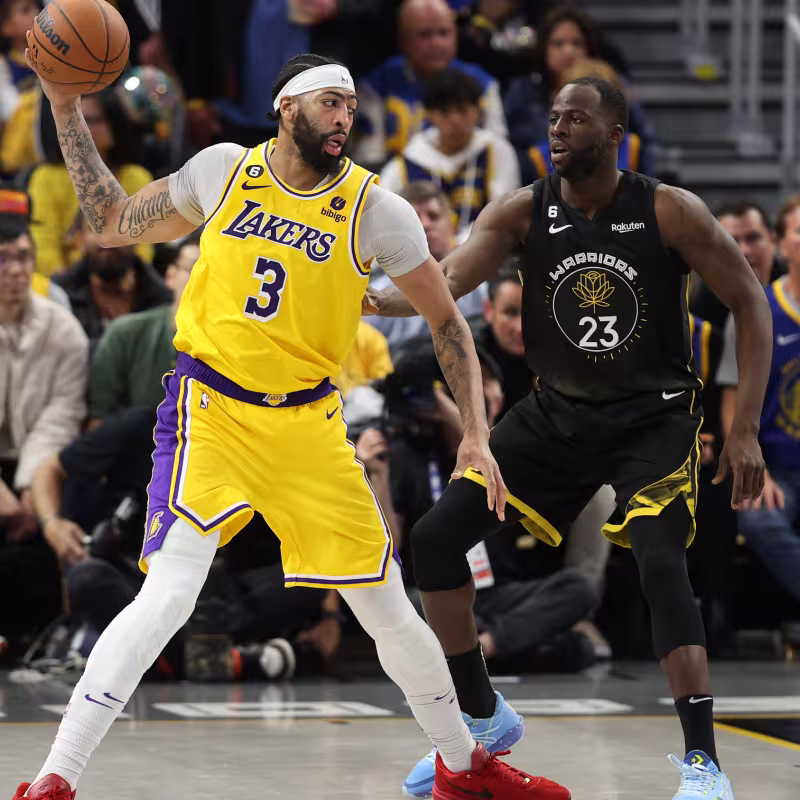 Anthony Davis, defendido por Draymond Green
