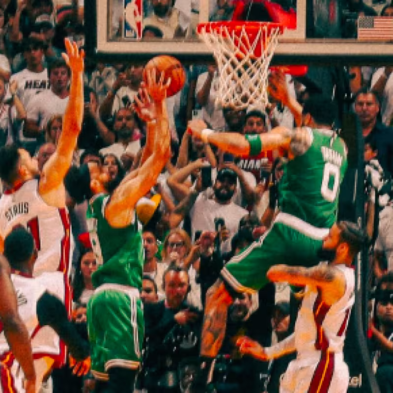 Derrick White, en el momento de anotar la canasta decisiva. 