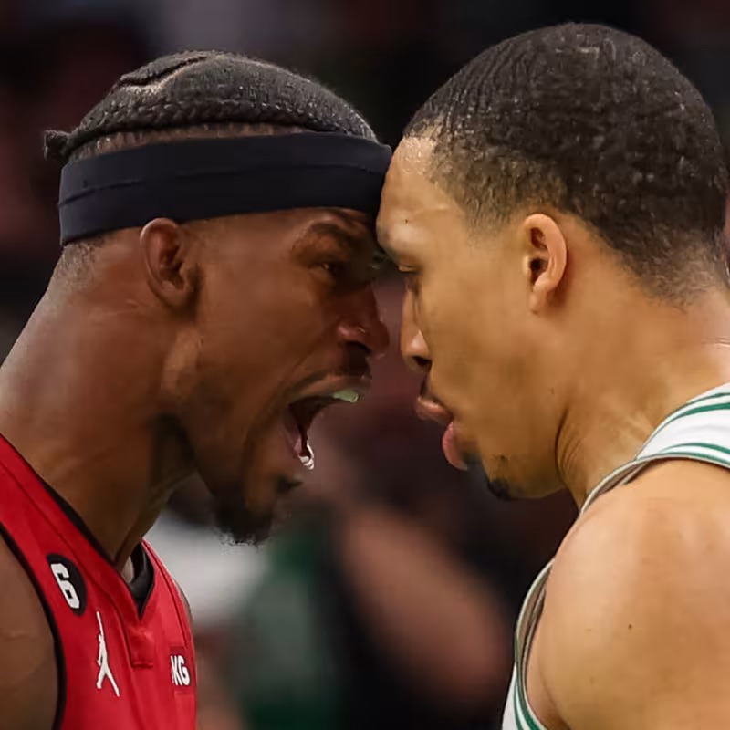 Jimmy Butler y Grant Williams encarándose