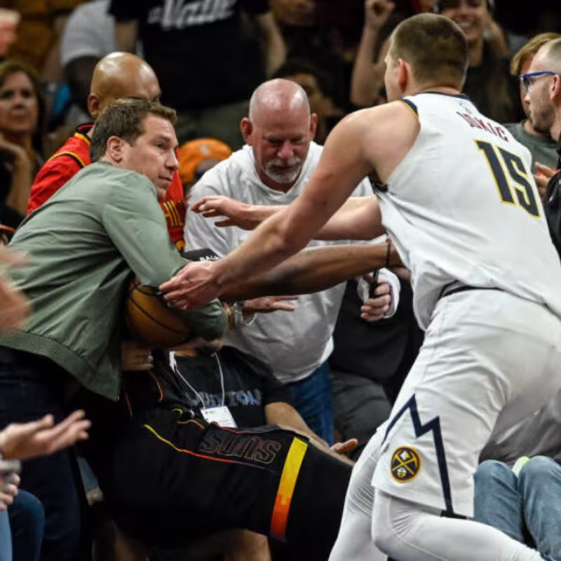 Mat Ishbia, dueño de los Suns, guardando el balón para que los Nuggets no puedan sacar rápido