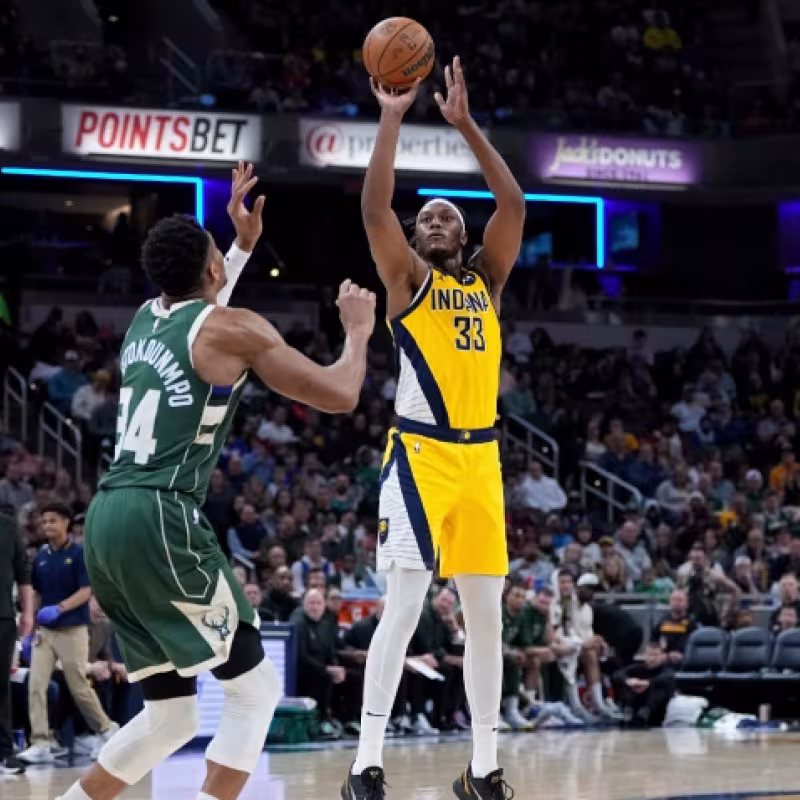 Myles Turner, defendido por Giannis Antetokounmpo