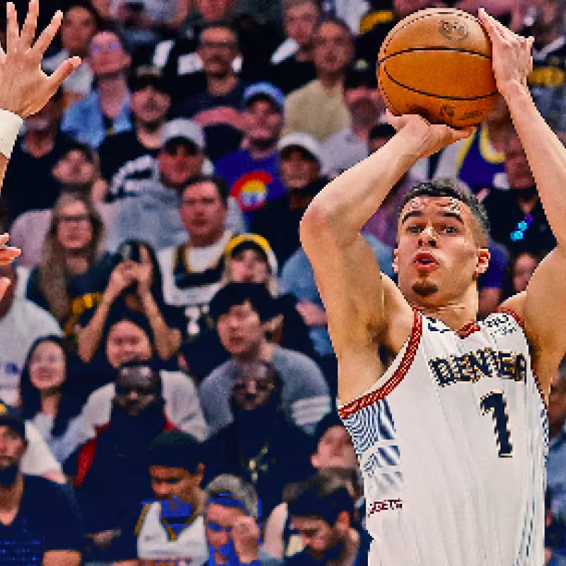 Porter Jr. anota ante Devin Booker.