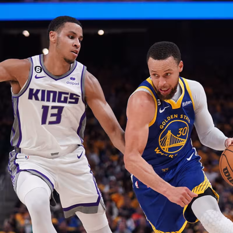 Stephen Curry, defendido por Keegan Murray
