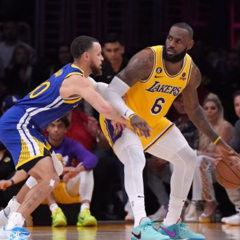 LeBron James, defendido por Stephen Curry