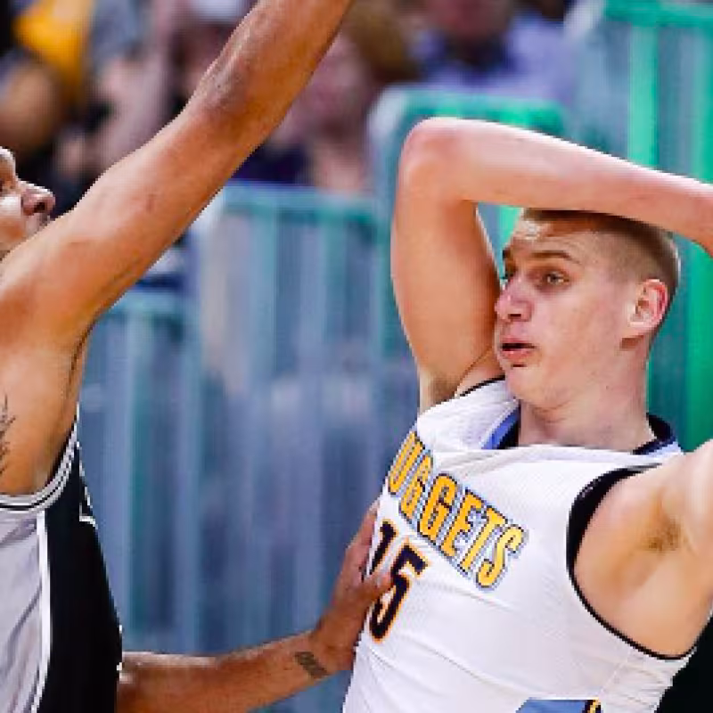 Duncan y Jokic, en un Nuggets vs. Spurs. 
