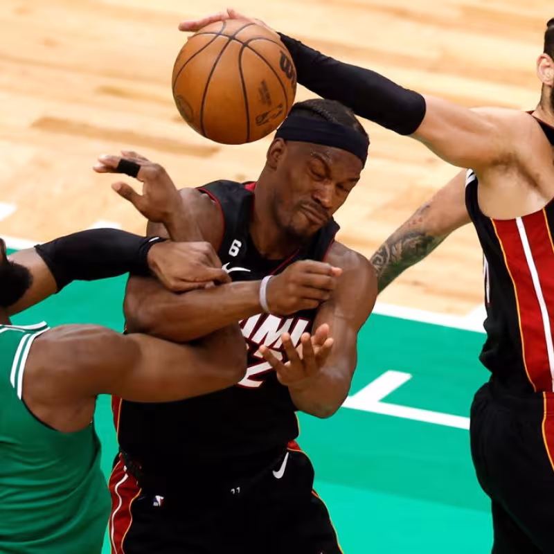 Jaylen Brown, Jimmy Butler y Caleb Martin, en la disputa por un balón dividido