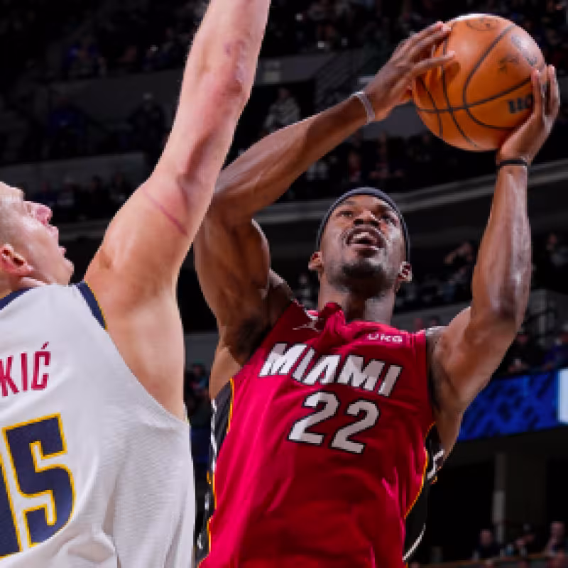 Nikola Jokic y Jimmy Butler, estrellas de Nuggets y Heat.
