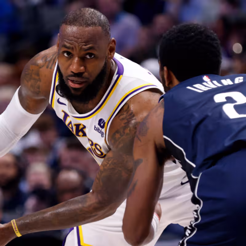 LeBron James, defendido por Kyrie Irving