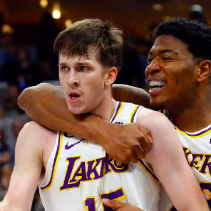 Reaves y Hachimura, con la camiseta de Los Angeles Lakers.