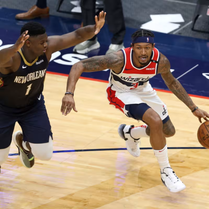 Bradley Beal, defendido por Zion Williamson