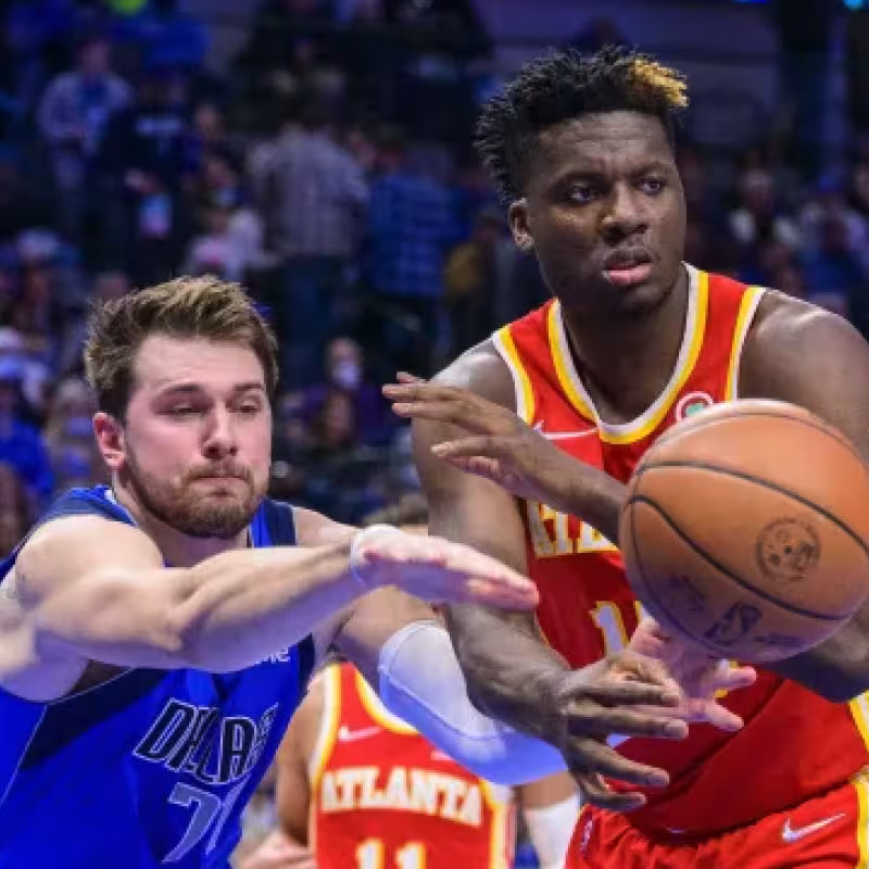 Capela y Doncic, en un Mavs-Hawks. 