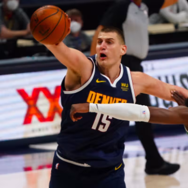 Jokic ganará mucho más que Brown. 