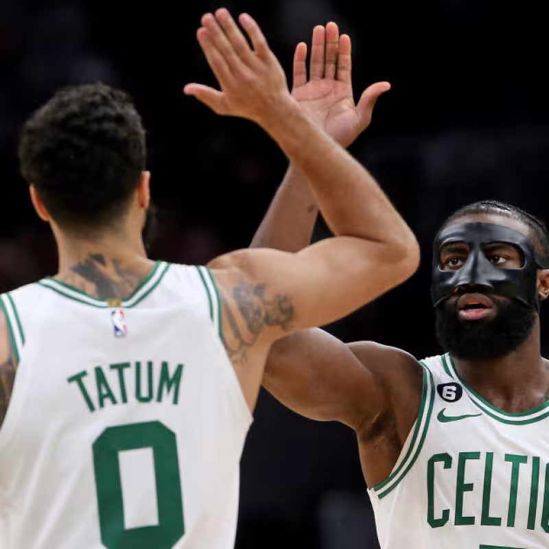 Jayson Tatum y Jaylen Brown
