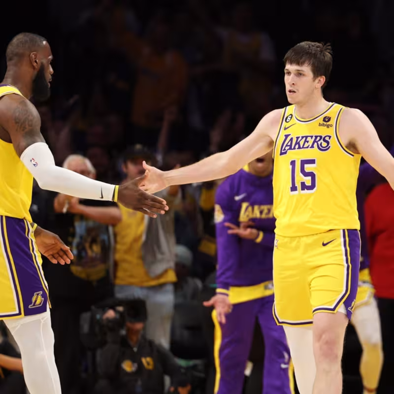 LeBron James y Austin Reaves