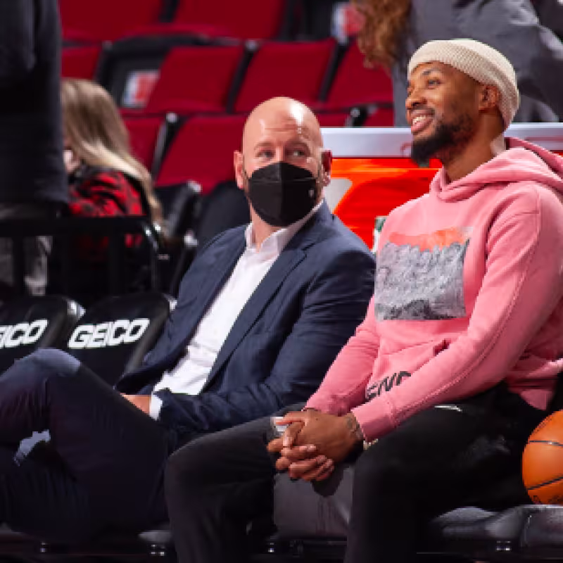 Damian Lillard junto a Joe Cronin, GM de los Blazers. 