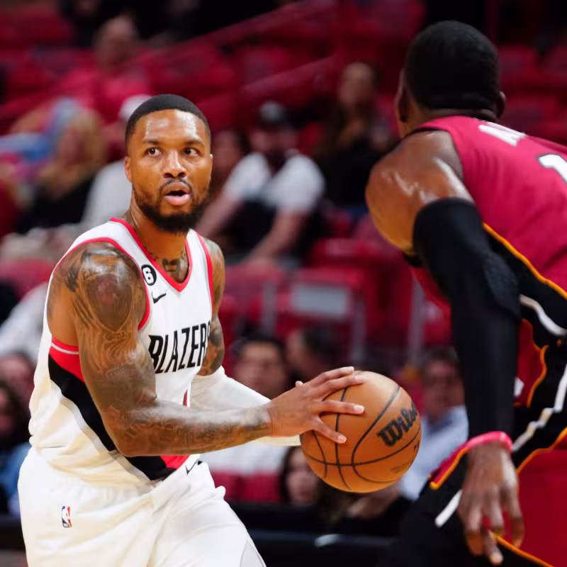 Damian Lillard, defendido por Bam Adebayo