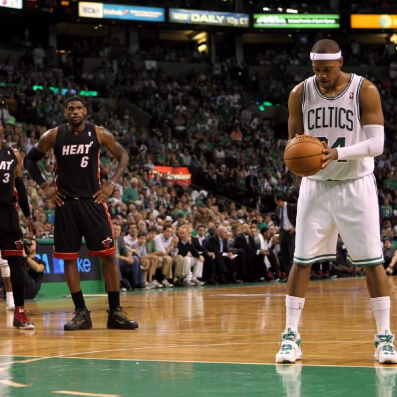 Paul Pierce, preparándose para lanzar un tiro libre ante la atenta mirada de Mario Chalmers, Dwyane Wade y LeBron James