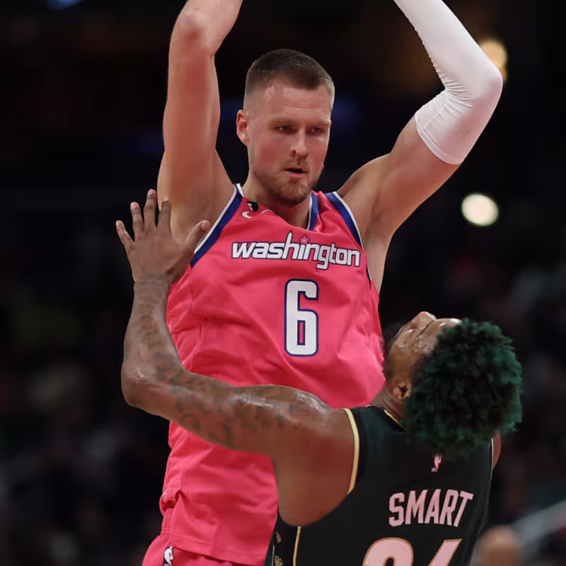 Porzingis, frente a Smart.