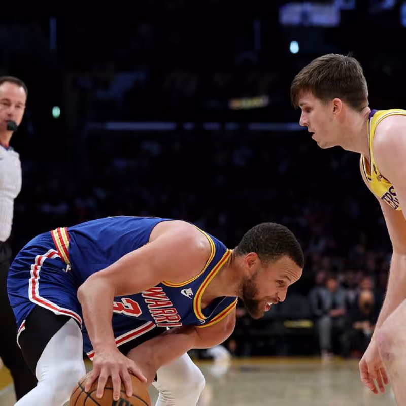 Stephen Curry, defendido por Austin Reaves