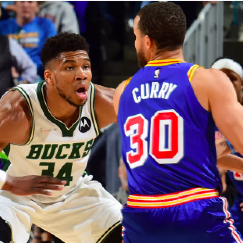 Anteto, defendiendo a Curry. 