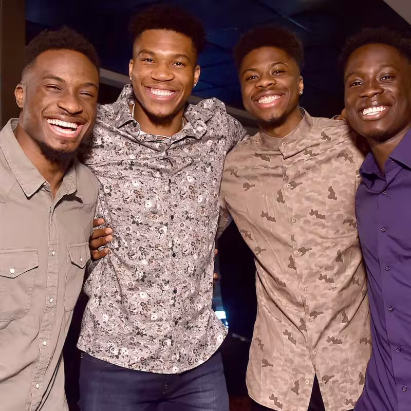 Giannis Antetokounmpo y sus hermanos