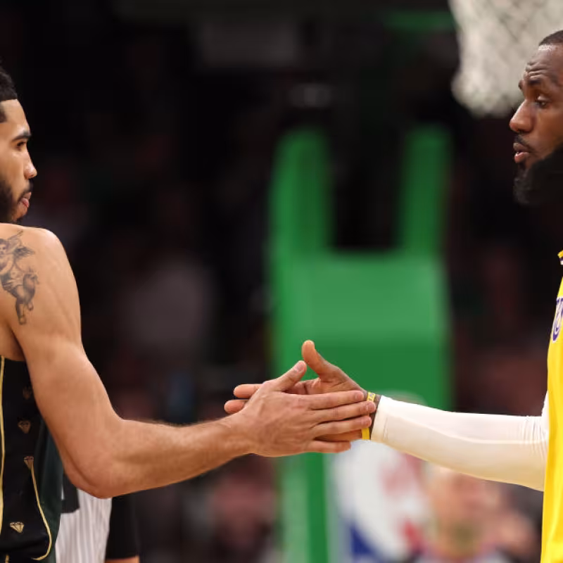 Jayson Tatum y LeBron James
