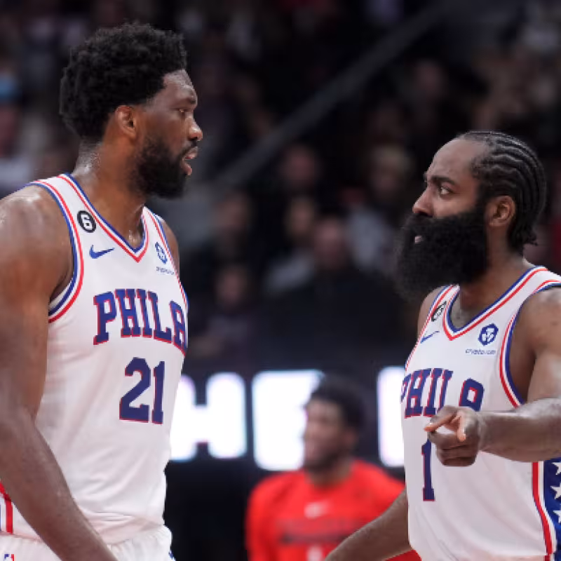 James Harden y Joel Embiid, con la camiseta de Philadelphia 76ers. 