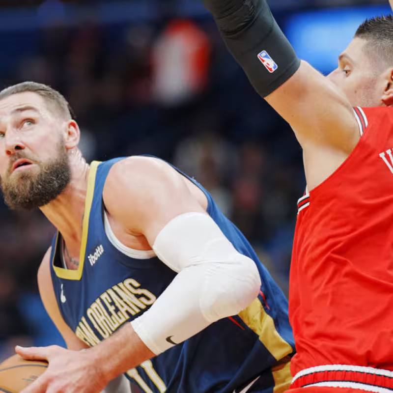 Jonas Valanciunas, defendido por Nikola Vucevic