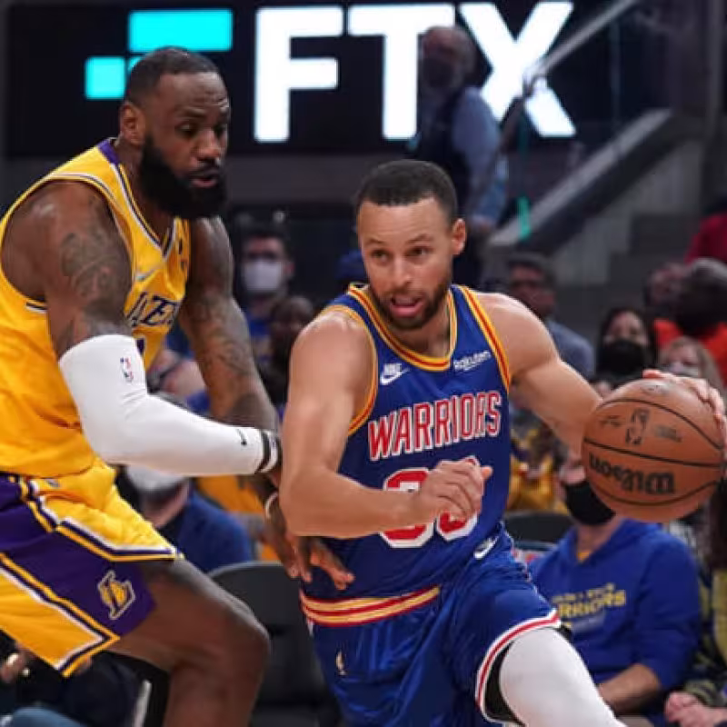 Stephen Curry, defendido por LeBron James