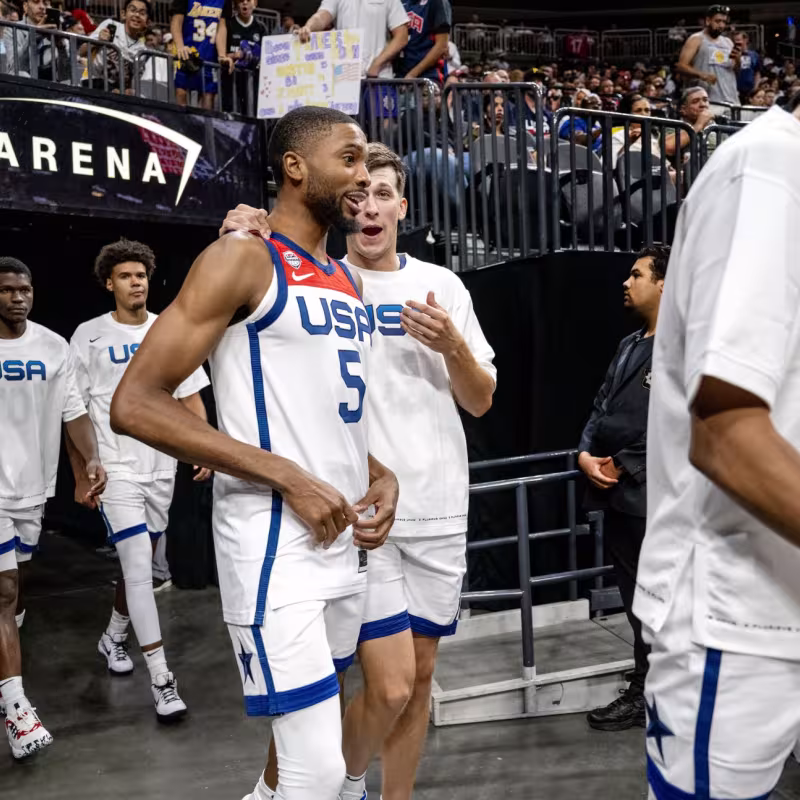 Mikal Bridges y Austin Reaves