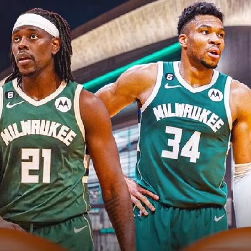 Jrue Holiday y Giannis Antetokounmpo, jugadores de Milwaukee Bucks.