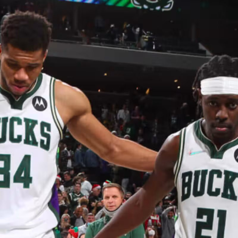 Anteto y Holiday, estrellas de los Bucks. 