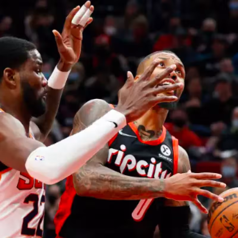 Deandre Ayton y Damian Lillard. 