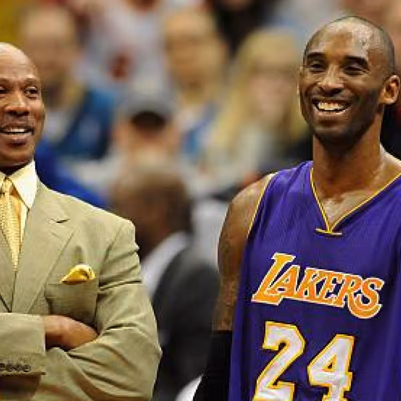Byron Scott, junto a Kobe Bryant. 