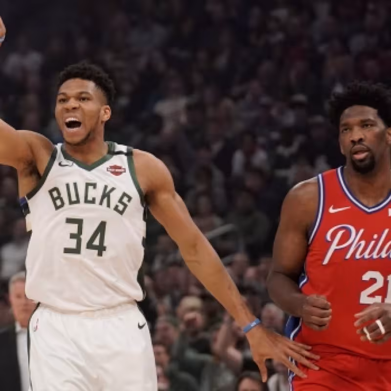 Giannis Antetokounmpo y Joel Embiid