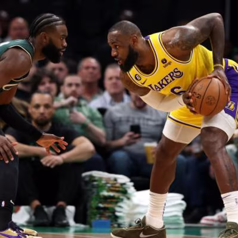 LeBron James, defendido por Jaylen Brown