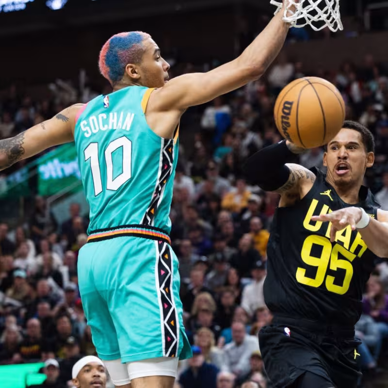 Juan Toscano-Anderson, defendido por Jeremy Sochan