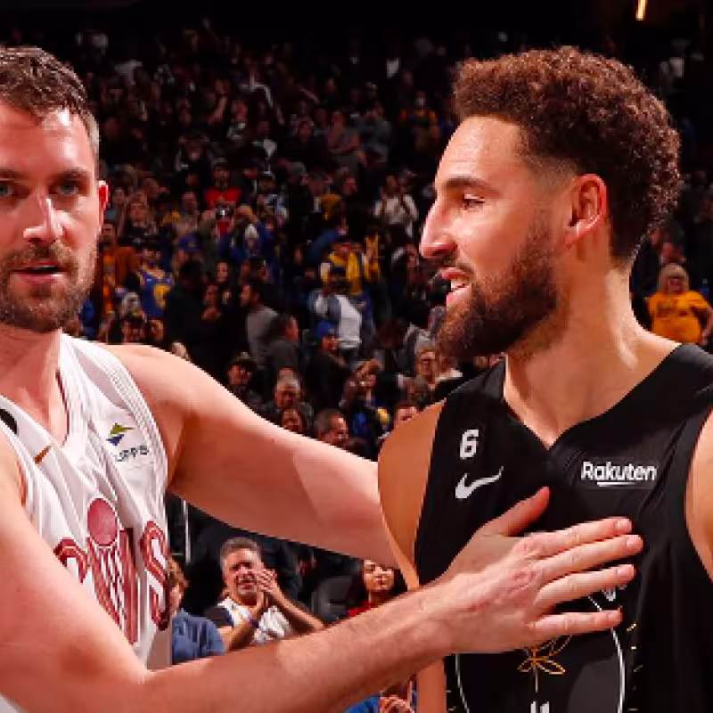 Klay Thompson, junto a Kevin Love. 
