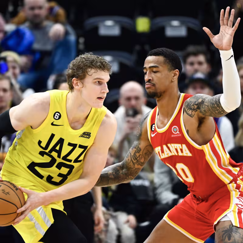 John Collins, defendiendo a Lauri Markkanen