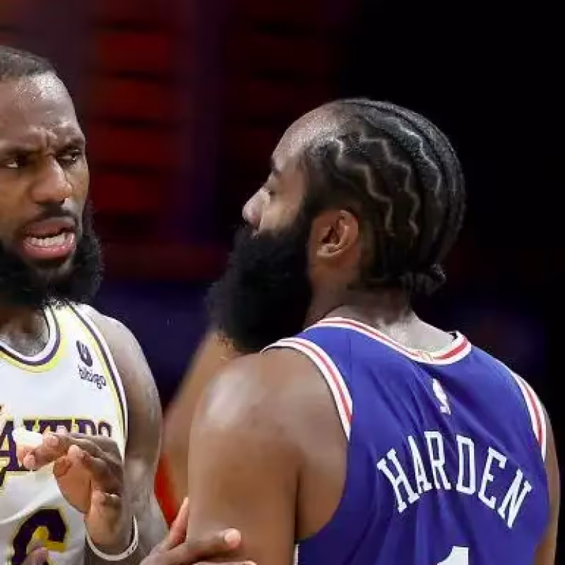 James Harden, junto a LeBron James. 