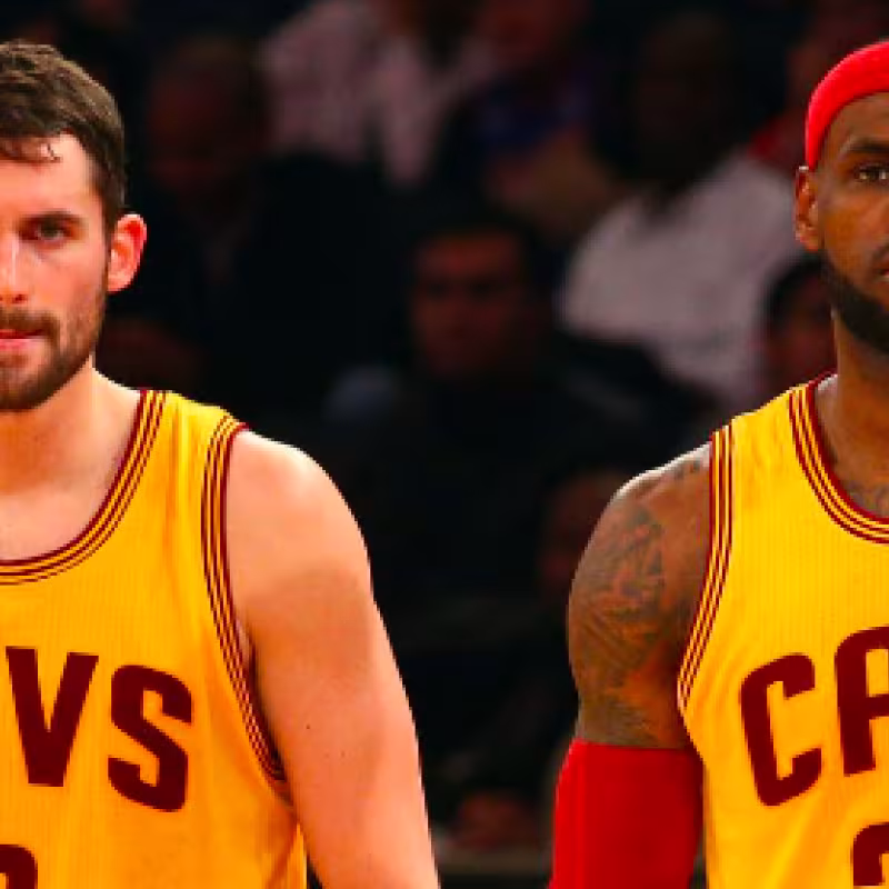 LeBron James y Kevin Love, con la camiseta de Cleveland Cavaliers. 