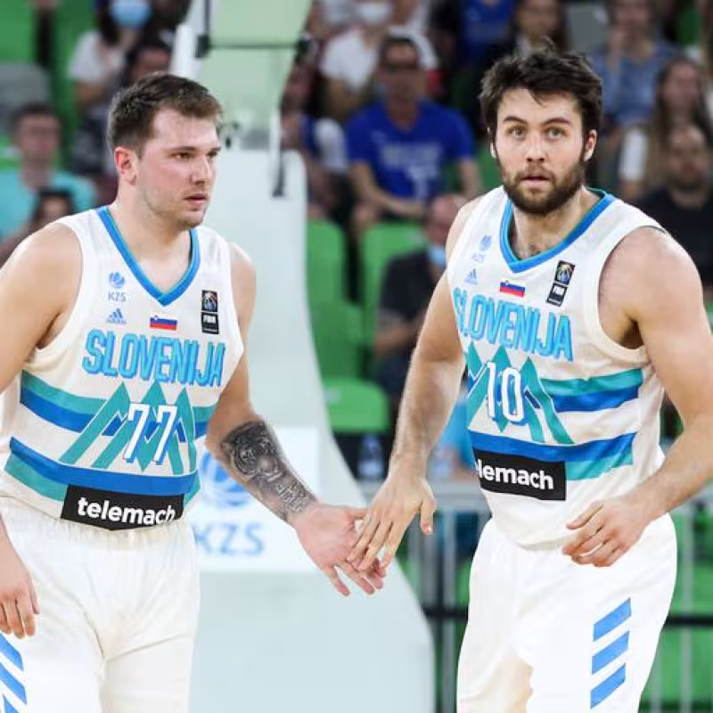 Luka Doncic y Mike Tobey