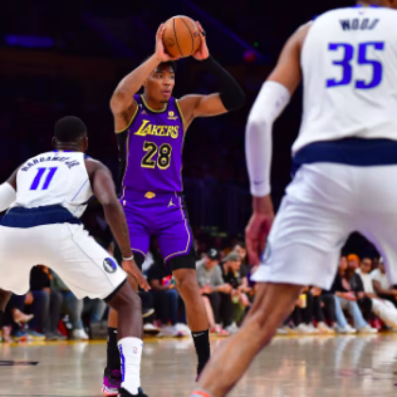 Hachimura, ante Wood, su nuevo compañero en los Lakers. 
