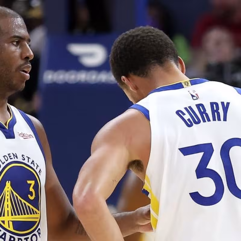Chris Paul y Stephen Curry, jugadores de Golden State Warriors.